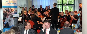Chor und Orchester der Edith-Stein-Schule Erfurt eröffneten den Parlamentarischen Abend mit "Your Song". 